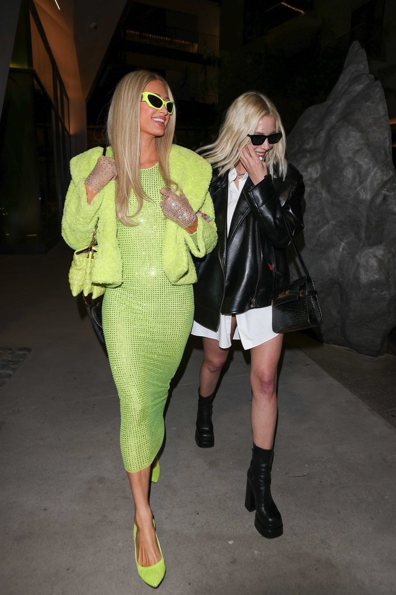 bbbrmidia's tweet photo. Ashley Benson e Paris Hilton nas ruas de Santa Monica ontem - 07 de janeiro. Mais fotos: https://t.co/Sj4OGjQXS4 https://t.co/oOb8SNslrU