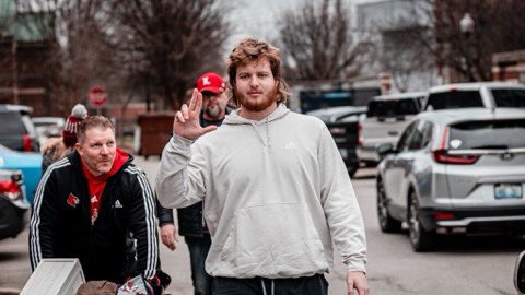 lsburgess098's tweet photo. Move-in day 😁 #GoCards ❤️ https://t.co/YpS0IQ6osk