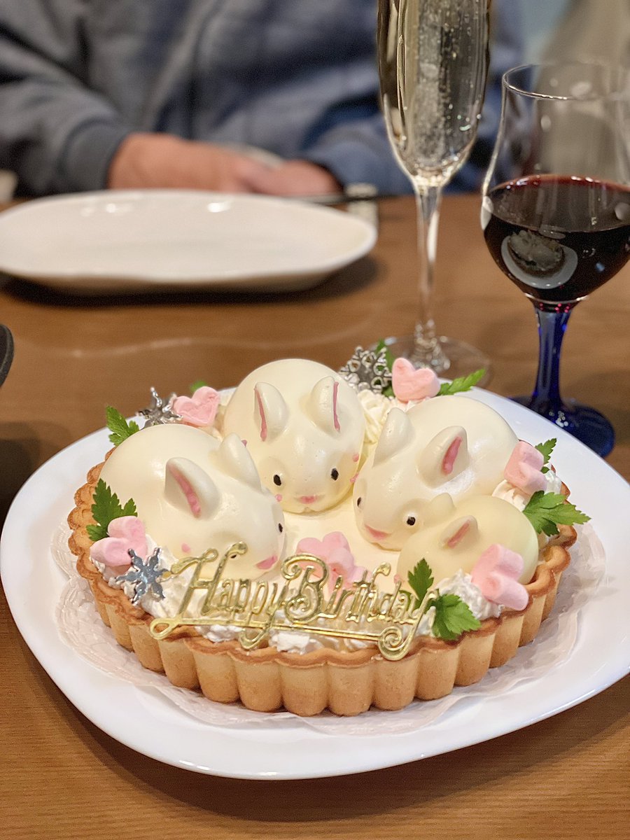 shihori_to's tweet photo. 卯年に卯年の人の為に作ったうさぎケーキ🐇💕
48歳に可愛過ぎるラブリーケーキ🍰
一日早いお誕生日おめでとう〜‼️
#ローストビーフ #シーザーサラダ #ジャーマンポテト #うさぎケーキ #食べたいもの集めました #rabbitcake #レアチーズタルト https://t.co/fjP4gxQqqR