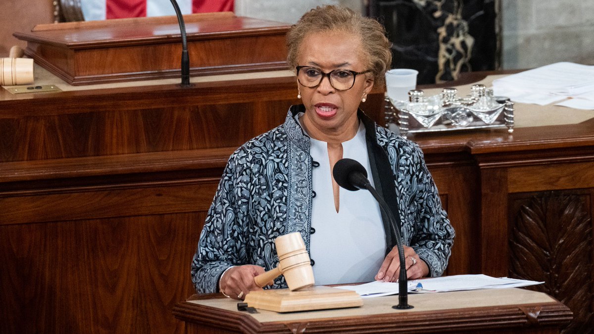 _shethepeople's tweet photo. With everything that happened in the House of Representatives last week, we must show some appreciation to Madam Clerk, Cheryl Johnson!
Her steady leadership has been much-needed in the wake of uncertainty 🙌🏿 #ShethePeople #WomenofColorLead https://t.co/RVB1irBwoJ