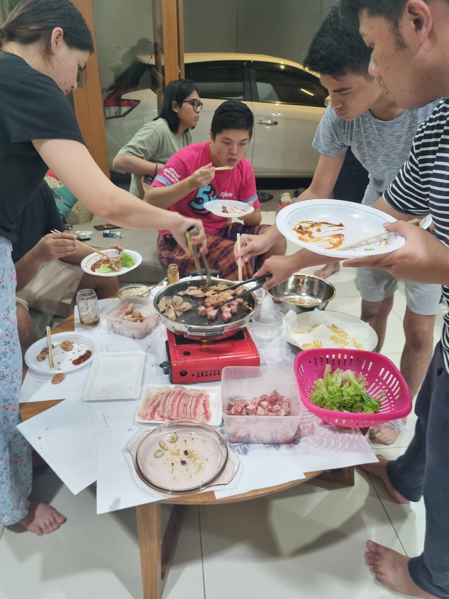 Niat diet, tapi apadaya daging dan teman-temannya sangat menggoda.

Bekas semalam#