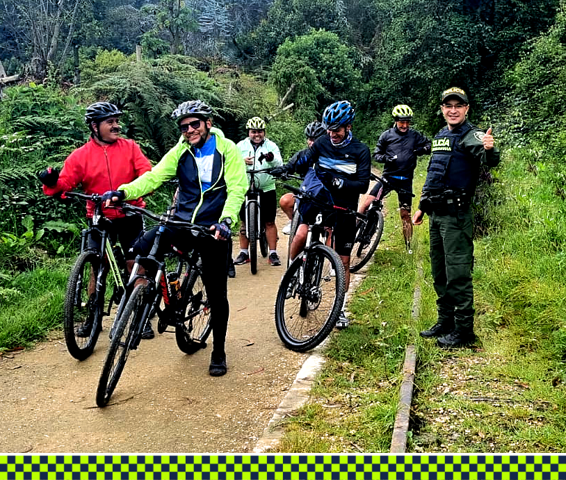 PoliciaSabana's tweet photo. #AEstaHora nuestros uniformados del grupo Prevención y Educación Ciudadana acompañan a los ciclistas en sus actividades ecodeportivas en #Zipacon.
#DiosYPatria
#EsUnHonorSerPolicía https://t.co/A6aDPOj7cc