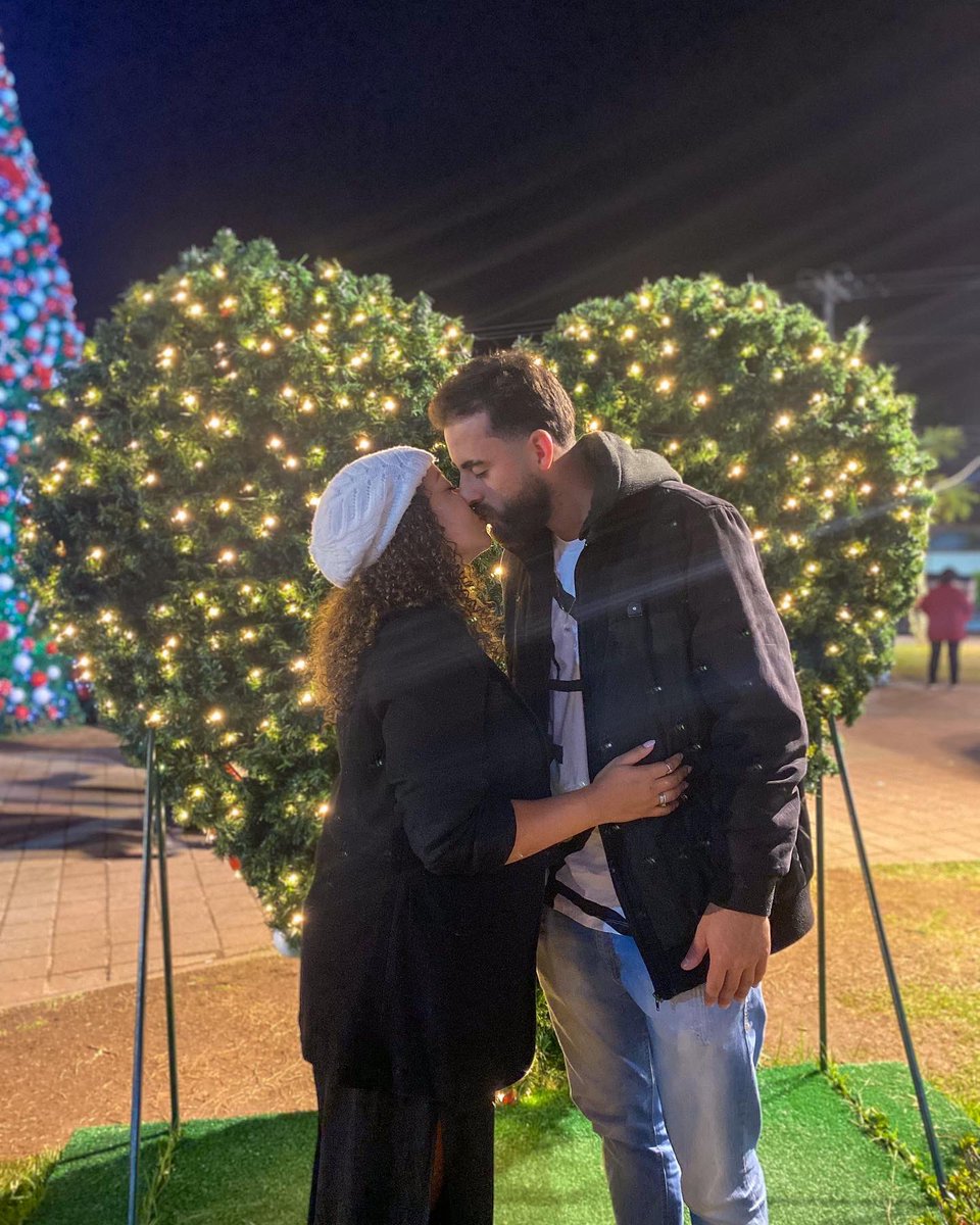 melissa_roberta's tweet photo. Só para registrar que há 8 anos o meu beijo te viciou! Hahahah 🖤 

E, independente do cenário, meu melhor lugar sempre é você. ✨ https://t.co/omzlwoEaEB