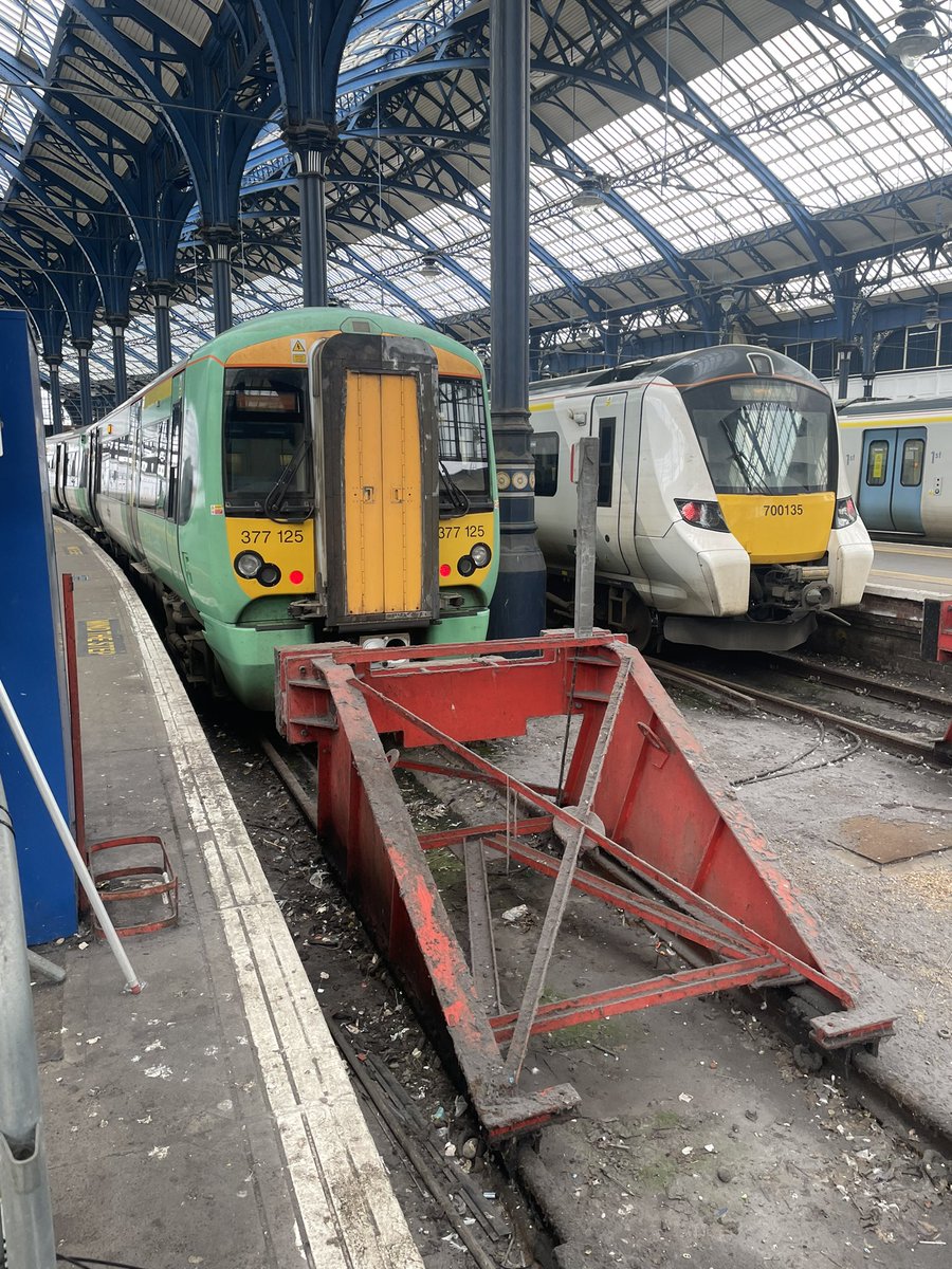 377125 and 700135 sat next to each other ready for their next journeys (BTN to VIC, and BTN to BDM) - #train #class377 #clas700 - 08/01/23
