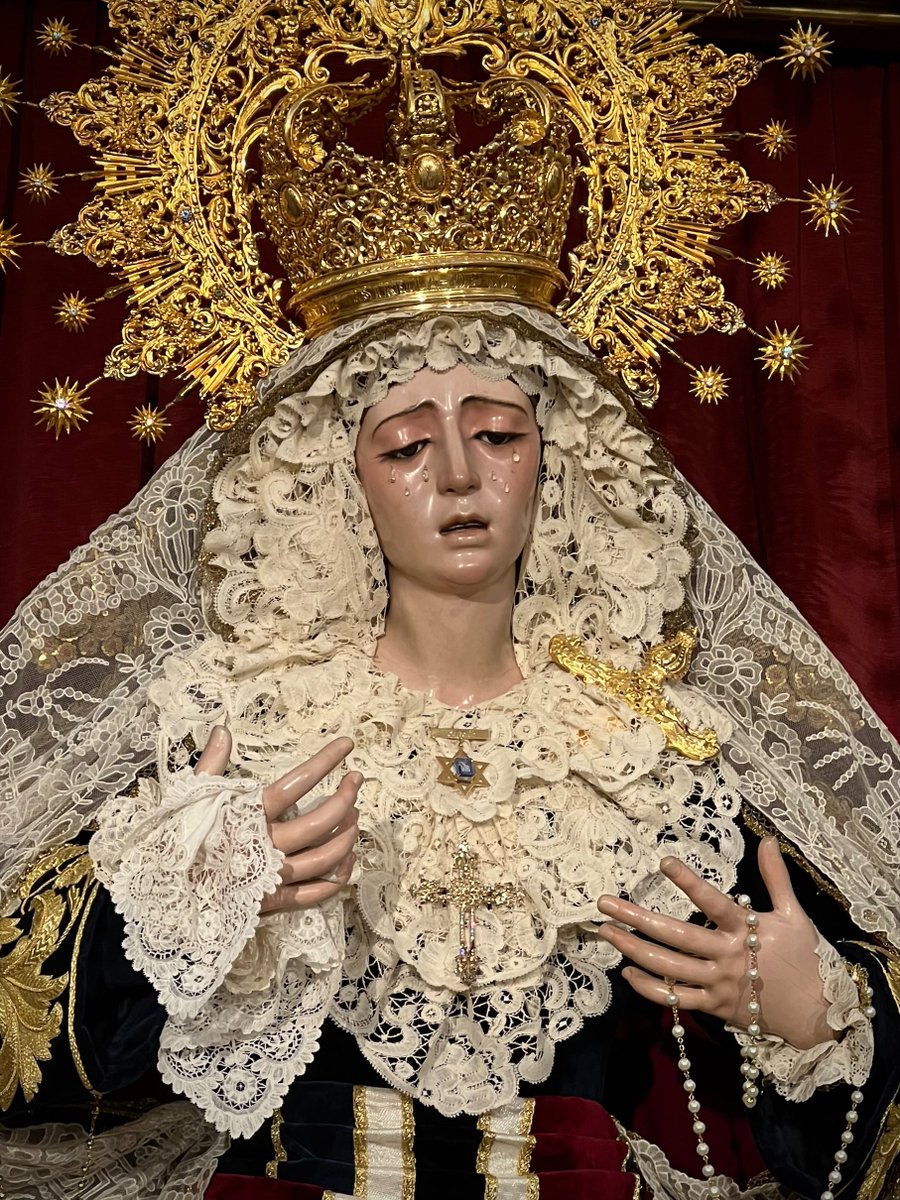 Con motivo del Tiempo Ordinario, María Santísima de la Estrella se encuentra vestida con saya azul marino (Fernández y Enríquez, 2007) y fajín de registros. Luce manto granate con bordados toreros y mantilla a modo de toca de sobremanto. Porta corona y puñal de Jesús Domínguez.