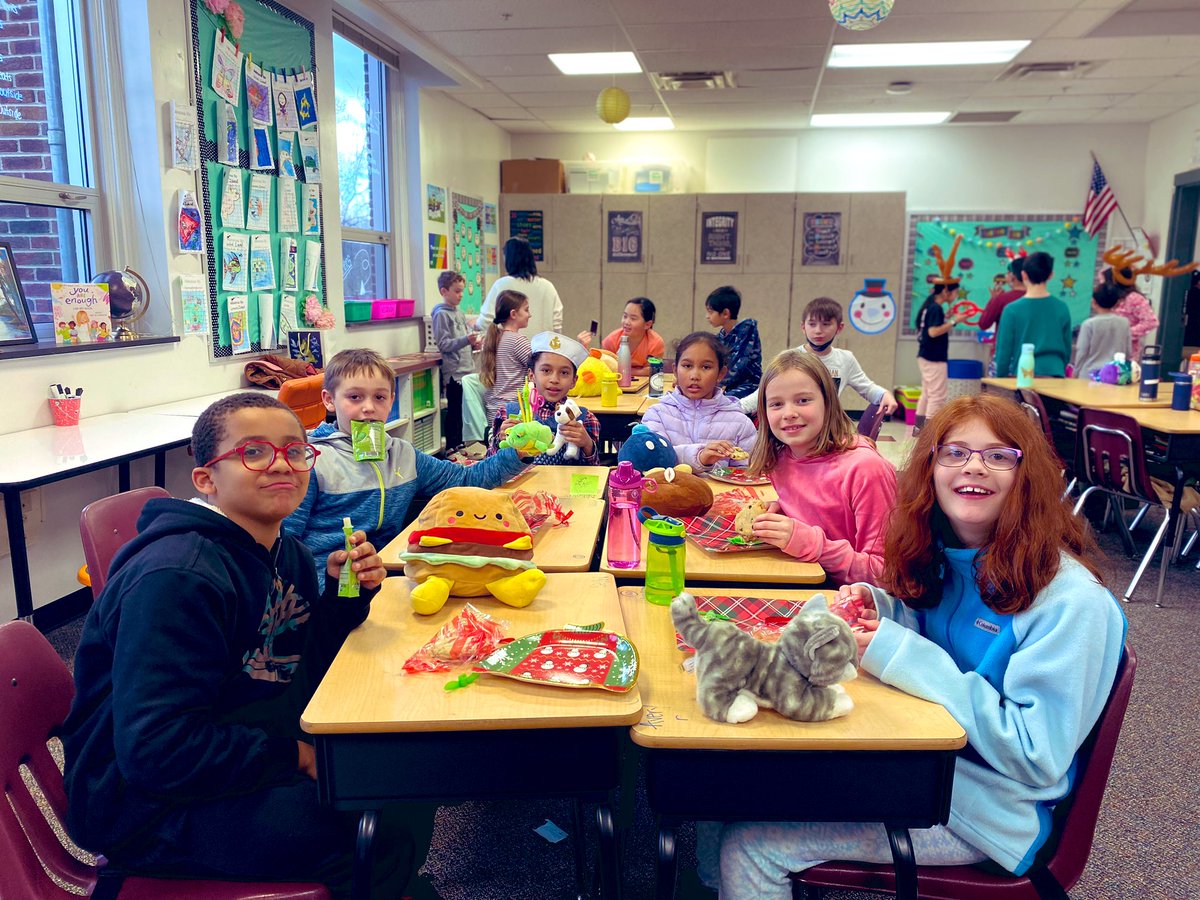 4th grade was finally able to celebrate the holidays! We had a blast! 🎉<a href="/ChaddsFordUCFSD/">Chadds Ford</a> @UCFSD