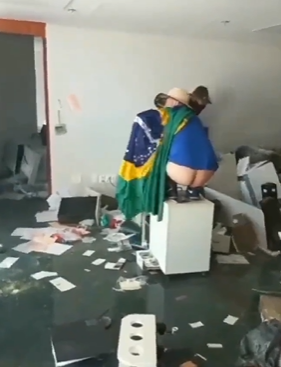 NazareAmarga's tweet photo. Os bolsonaristas literalmente cagaram no património público https://t.co/tPJnndXWst