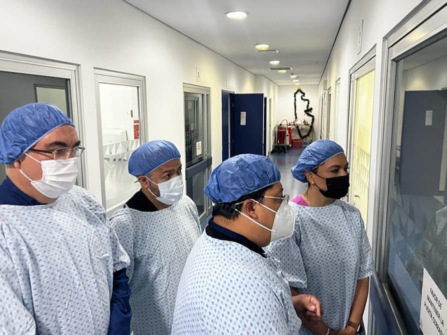 MTPNoticias's tweet photo. #Gobierno| Los titulares del @DIFGobPue, @GabyBonillaP y de @SaludGobPue, @JAntonioMtzGa, visitaron a los lesionados de la explosión de un polvorín en #Techachalco en los hospitales de Traumatología y del Niño Poblano. https://t.co/1S4txu5bSq