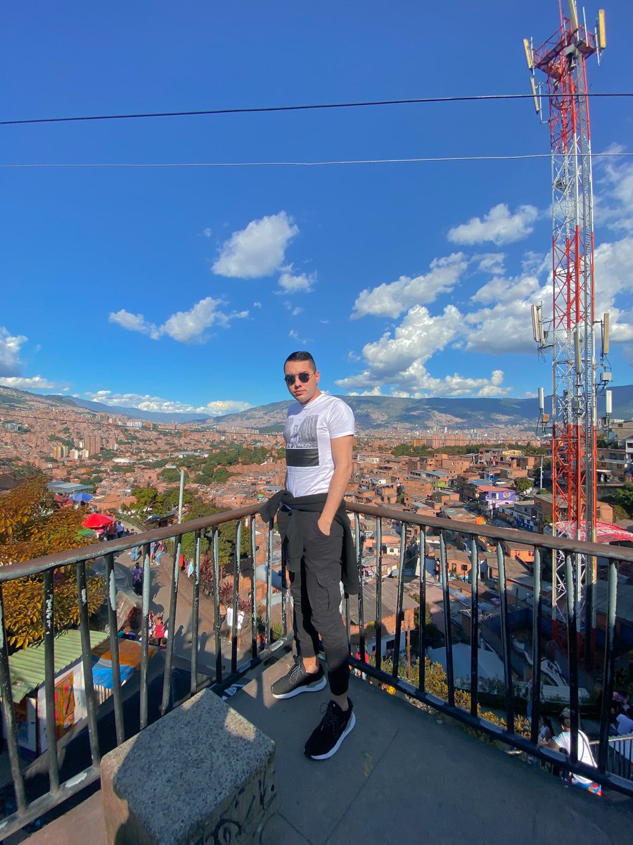 Donde nace una espina, muere una rosa 🌿 #VacationTime #Comuna13 #Medellin