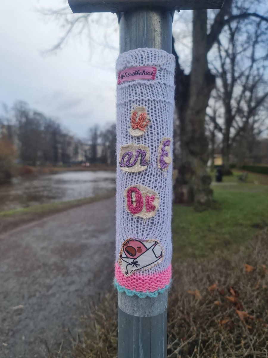 StrikkChics's tweet photo. U are OK! Du är okej! #uareok #strikkchics #strikkchicsörebro #yarnbomb #örebro #svartån #yarngraffiti #gerillaslöjd  #snow #gatukonst #streetart #garnbomb #embroidery #gatuslöjd #needlework #needleart https://t.co/weztAIT0AB