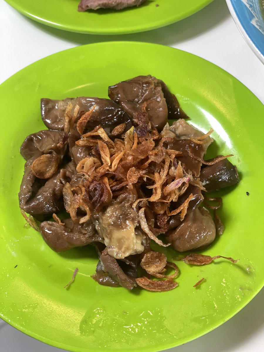 Spot nyoto asik didaerah babarsari, ada daging sapi dan daging ayam, tipikal yang kuah bening. Gorengan selalu hangat, ada bacem juga, termasuk bisa nambah extra babat atau extra daging, dan disini tempatnya luas dan bersih. #kulyog