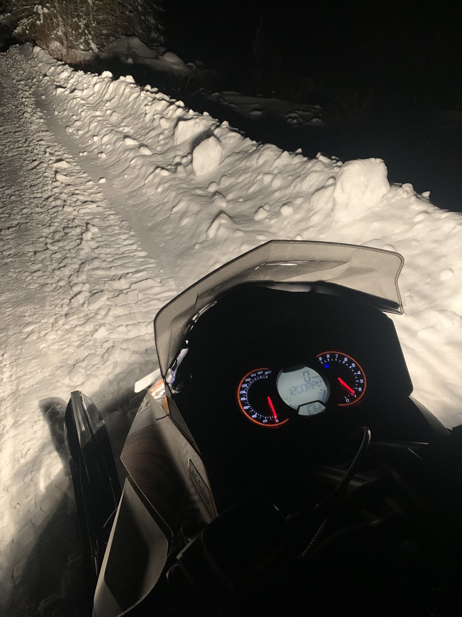 Maple_Hyperion's tweet image. The townsfolk have taken notice of my snow machine 😂 #loudaf