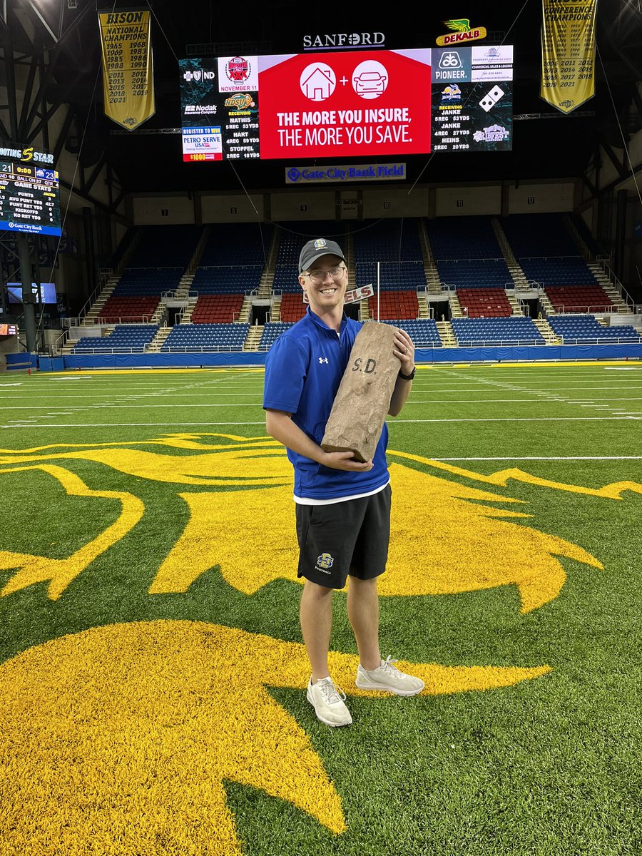 michaelhousema2's tweet photo. Add it to the trophies from NDSU collection https://t.co/ik5bpDkz7N