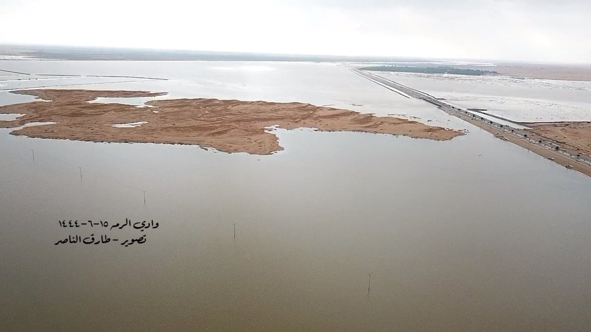TareqAlnaseer's tweet image. #وادي_الرمة #أمطار_السعودية #امطار_القصيم #الشتاء تصوير جوي لوادي الرمه ماشاء الله ..15-6-1444هجري