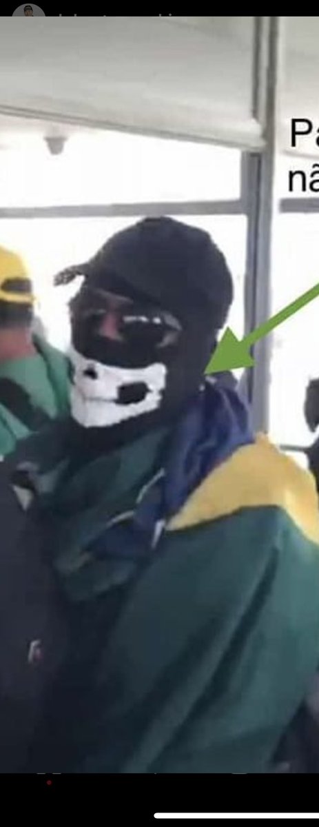 sandrameira's tweet photo. @jairbolsonaro “Isso” não é comportamento de patriota que luta pelo melhor para o seu País. Que investiguem quem depredou bem público e gerou o caos em Brasília. Está tudo muito estranho. 😏 https://t.co/IFStwvVAL2