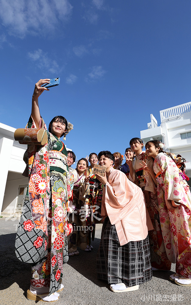 ryukyushimpo_ph's tweet photo. 沖縄各地で式典開催　9日「成人の日」
https://t.co/D9TPKFfv8K
「#成人の日」を前に8日、二十歳を祝う式典が県内各地で開催されました。成人年齢が18歳へと引き下げられ、多くの市町村で式典が「成人式」から「#二十歳のつどい」、「#はたちの記念式典」などに変更されました。 https://t.co/m5uadSWMCJ