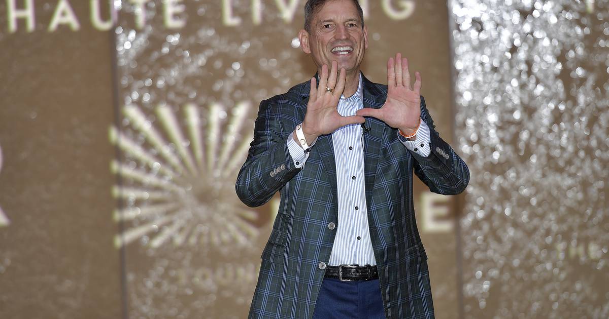 Sentinel_Sports's tweet image. Legendary #Hurricanes quarterback Bernie #Kosar fired from broadcasting job trib.al/wgLcMSg