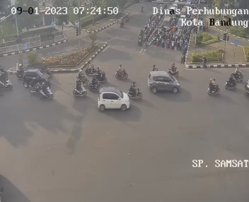 #lalinBDG 07.27 : Simpang Samsat ramai yahhhhh~ | Live CCTV <a href="/AtcsBandung/">ATCS Kota Bandung</a>