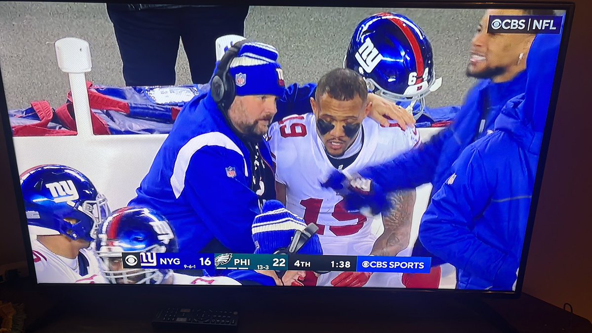 TheBlueZonee's tweet photo. Brian Daboll went to Kenny Golladay right after his first TD as a Giant.

#TogetherBlue https://t.co/G11XcifQn0