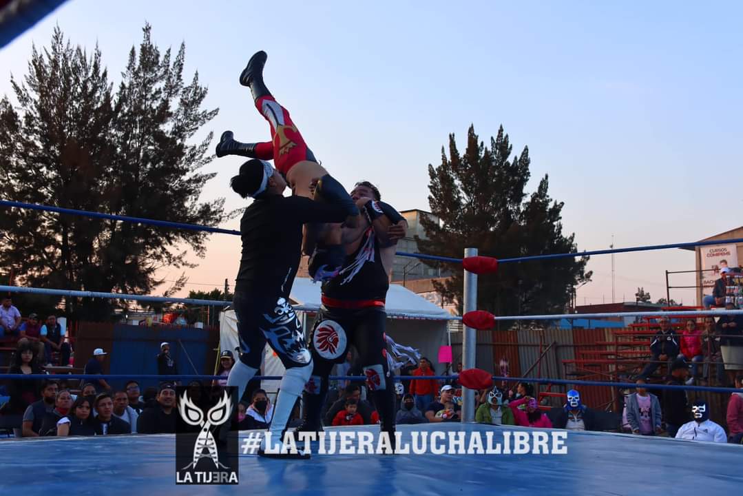 LaTijeraLucha's tweet photo. Dinámica batalla para abrir la magna función de #MaskaraNocturna en las #CanchasDeFutbolDeLosReyesLaPaz; donde los rudos #VenganzaIndiaJr y #RustoBlack caen ante la pareja de #DeathMagic y #ReyRojo, llevándose los aplausos del respetable que se hace sentir en la zona oriente... https://t.co/07NkxQLLBJ