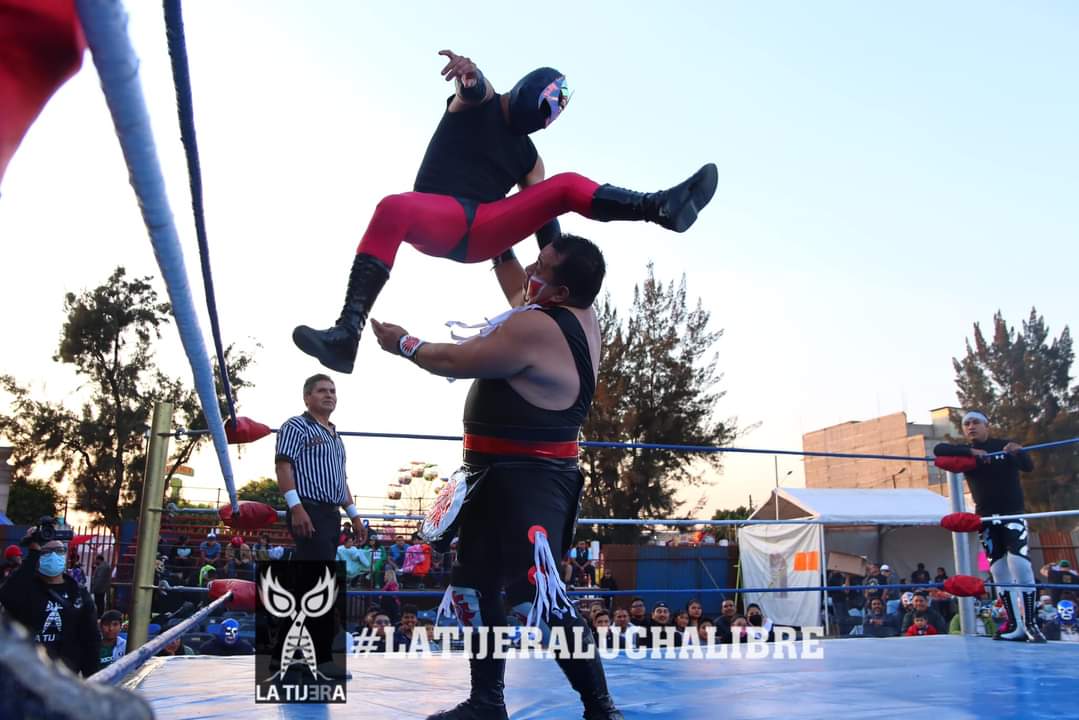 LaTijeraLucha's tweet photo. Dinámica batalla para abrir la magna función de #MaskaraNocturna en las #CanchasDeFutbolDeLosReyesLaPaz; donde los rudos #VenganzaIndiaJr y #RustoBlack caen ante la pareja de #DeathMagic y #ReyRojo, llevándose los aplausos del respetable que se hace sentir en la zona oriente... https://t.co/07NkxQLLBJ