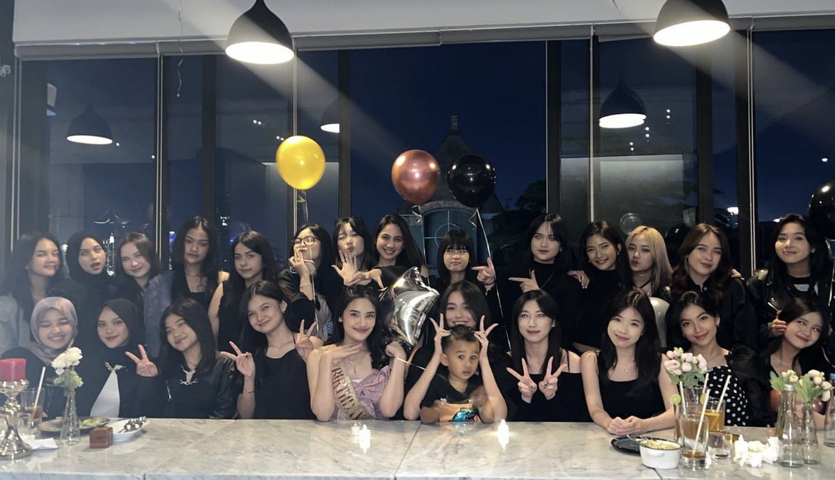 acyodds's tweet photo. something about atin and apacuy being in the middle instead of acelina https://t.co/fHvHrMkg2d