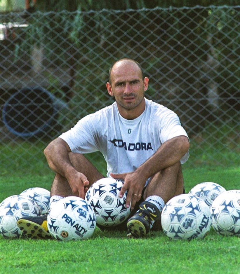 AtaqueFutbolero's tweet photo. 🔙 Hoy, que se cumplen 17 años del día que Garrafa Sánchez nos dejó para tirar caños allá arriba, vale la pena contar esta historia.

Corría febrero de 1998. La Selección Argentina estaba en preparativos para el Mundial de Francia y organizó un partido contra El Porvenir… https://t.co/ZMsCNWinyF