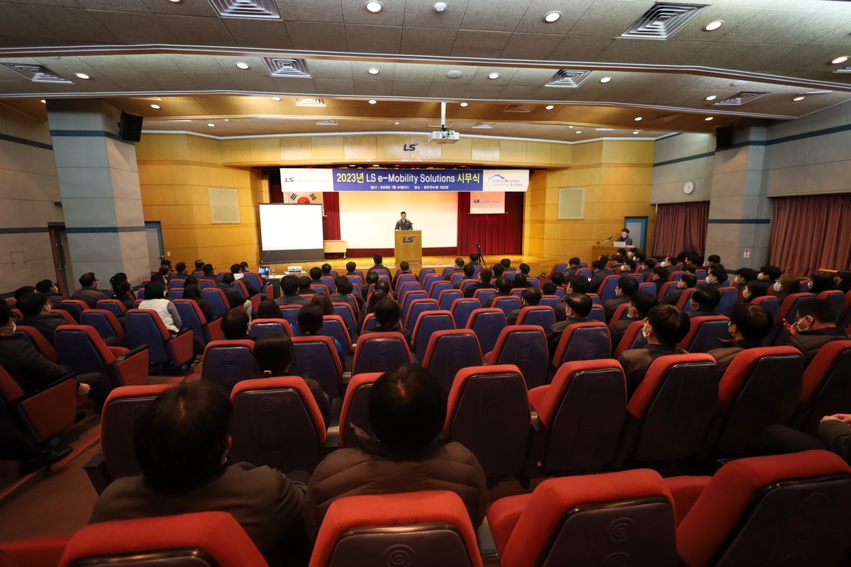 LS_eMS's tweet photo. On Jan. 4, a New Year's ceremony was held at the headquarters. In addition to the 30-year service award, the achievement award, and this year's LS e-MS award were awarded, followed by the CEO's New Year's greeting. 

+) Link: https://t.co/8YhwvMghga

#NewYear #Corporate #culture https://t.co/Cnf4gEycbD