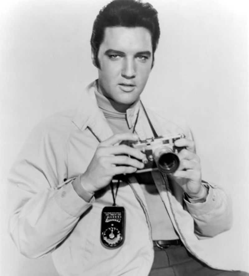 He's not a photographer...he's just the King.

#ElvisAaronPresley (January 8, 1935 – August 16, 1977)🇺🇸