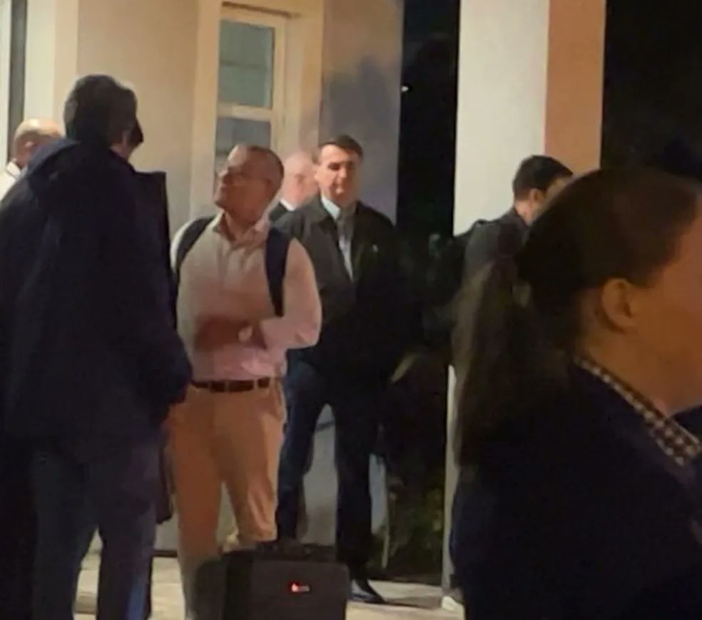 g1's tweet photo. Políticos americanos defendem extradição de Bolsonaro dos EUA após invasões em Brasília

https://t.co/WFkf3F7hSu #g1 https://t.co/x4fNuBDVme