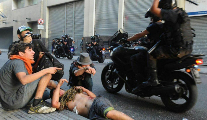 rinconet's tweet photo. Recordaba que en diciembre del 2017, el gobierno de Cambiemos reprimió ferozmente una movilización popular contra la reforma previsional en el Congreso pero resulta que fue un intento de golpe bolsonaro-cristinista. Mi memoria me empieza a fallar. https://t.co/yZj08raAk6