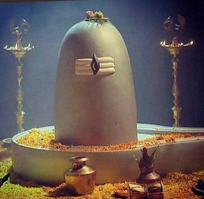 ॐ त्र्यम्बकं यजामहे सुगन्धिं पुष्टिवर्धनम् |
उर्वारुकमिव बन्धनान्मृत्योर्मुक्षीय माऽमृतात्||
                 
मन छोड़ व्यर्थ की चिंता
तू शिव का नाम लिये जा
शिव अपना काम करेंगे
तू अपना काम किए जा
ऊँ: नम: शिवाय.🚩                                 
आपका दिन शुभ एवं मंगलमय हो🙏