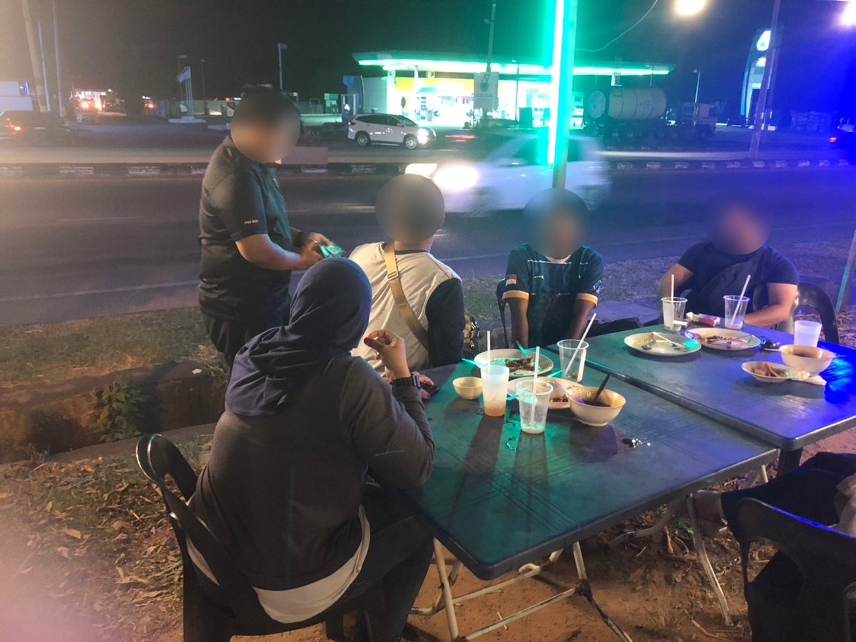 08/01/2023.Ops Rokok dijalankan di Negeri Kedah.94 Kompaun kesalahan Kawasan Larangan Merokok,2 orang belum dewasa &amp; 6 kompaun gagal pamer tanda larangan dan 1 lain2 kesalahan telah dikeluarkan, Peraturan-Peraturan Kawalan Hasil Tembakau. 
<a href="/NorhayatiRusli/">Norhayati Rusli</a> <a href="/ZakySaidin/">Zaky Saidin</a> <a href="/SIPKKM/">Sektor Inspektorat & Perundangan KKM</a>