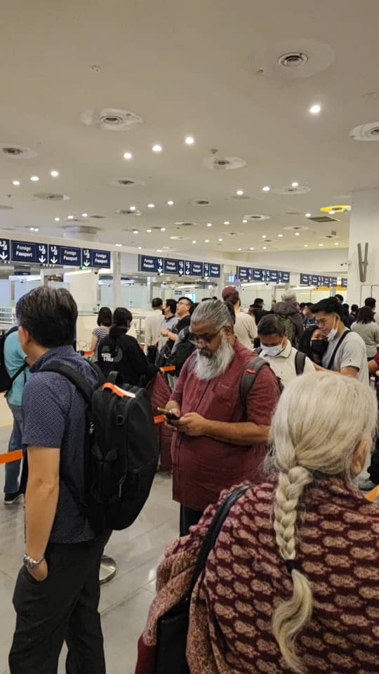 preeti_pr's tweet photo. @anthonyloke Sir These are the queues everyday at immigration counters in KLIA2. no separate queues for senior citizens or small children or long term pass holders. Spent 2 hours last week in queue and parents with small kids and senior citizens were exhausted. https://t.co/g16vrIJGQG