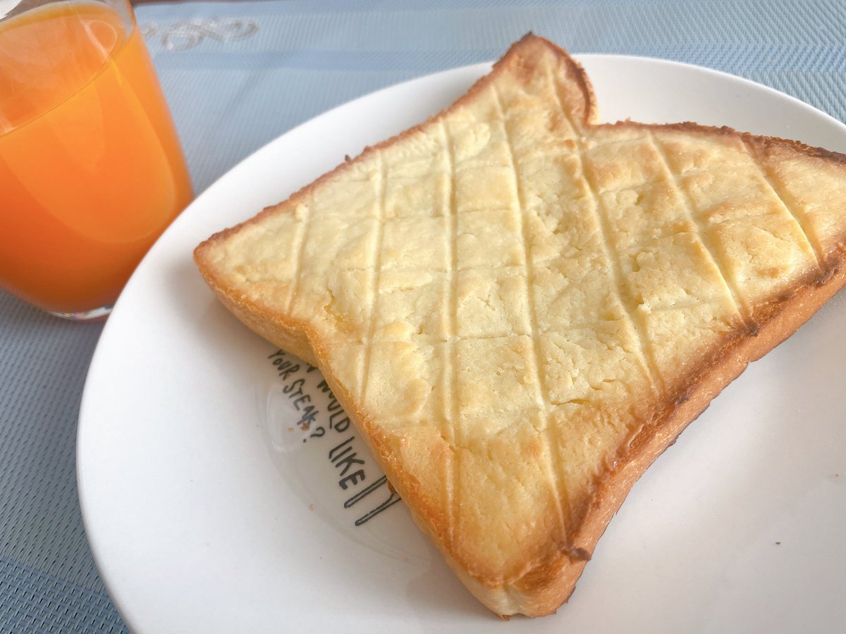 🍈メロンパントースト🍞
久々の投稿は朝食です！
んー、もうちょっと甘さが欲しいかなぁ🤔
グラニュー糖少しまぶすか😋
 #俺の飯
 #朝食
 #メロンパン
 #トースト