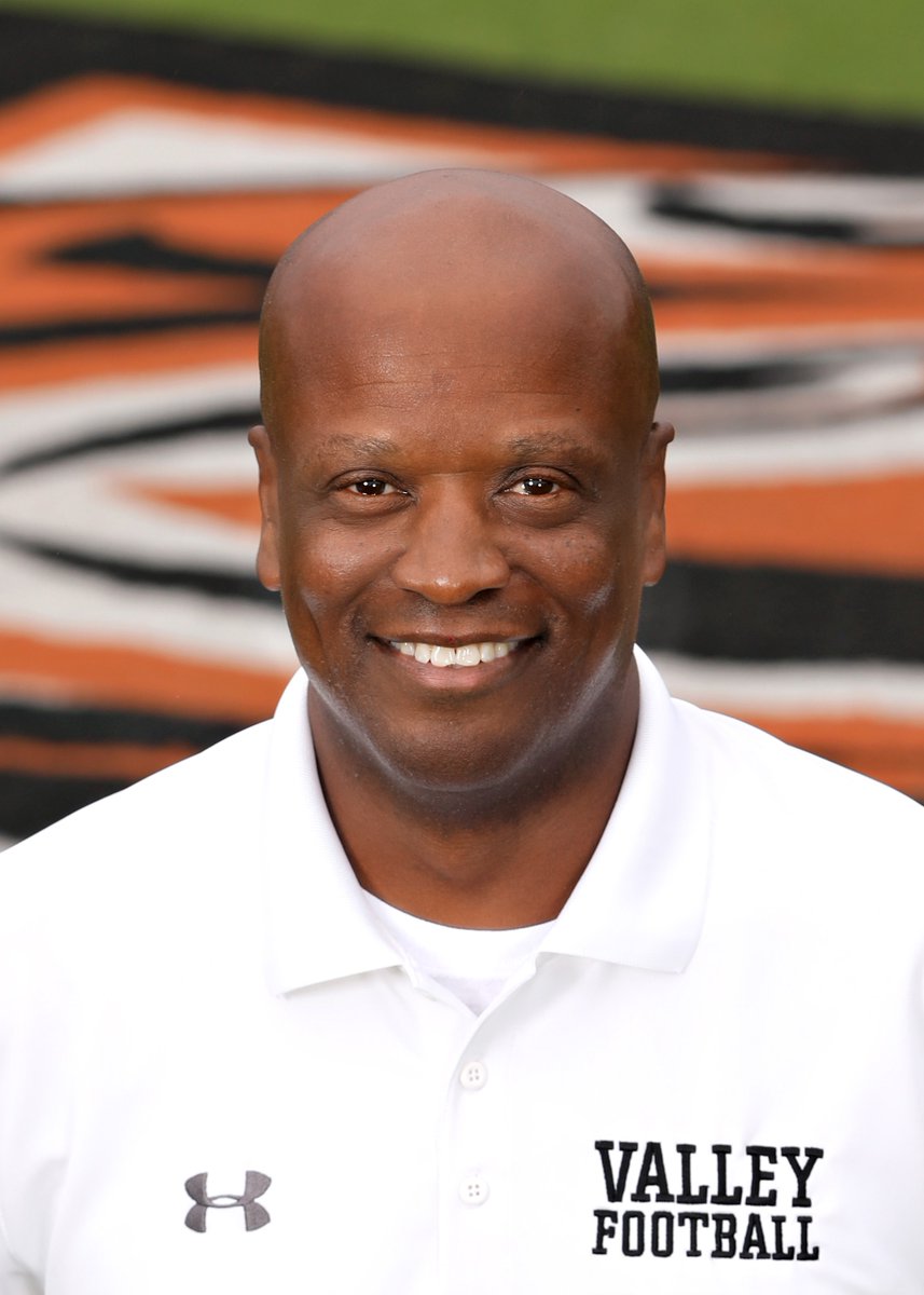 CoachSwensVTFB's tweet photo. Valley Football Defensive Coordinator Willie Thornton has been named Class 5A Assistant Coach of the Year by the Iowa Football Coaches Association.  Congratulations Coach!! https://t.co/VMFKcQidqi