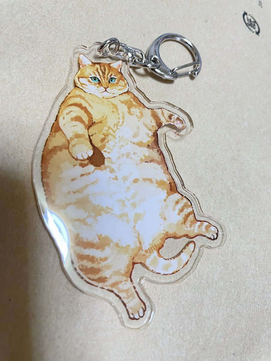 ねこまた先生が描いたよそのコちゃんのアクキー届いてたっ\( ˆoˆ )/🐱おなか広いかわいすぎw 