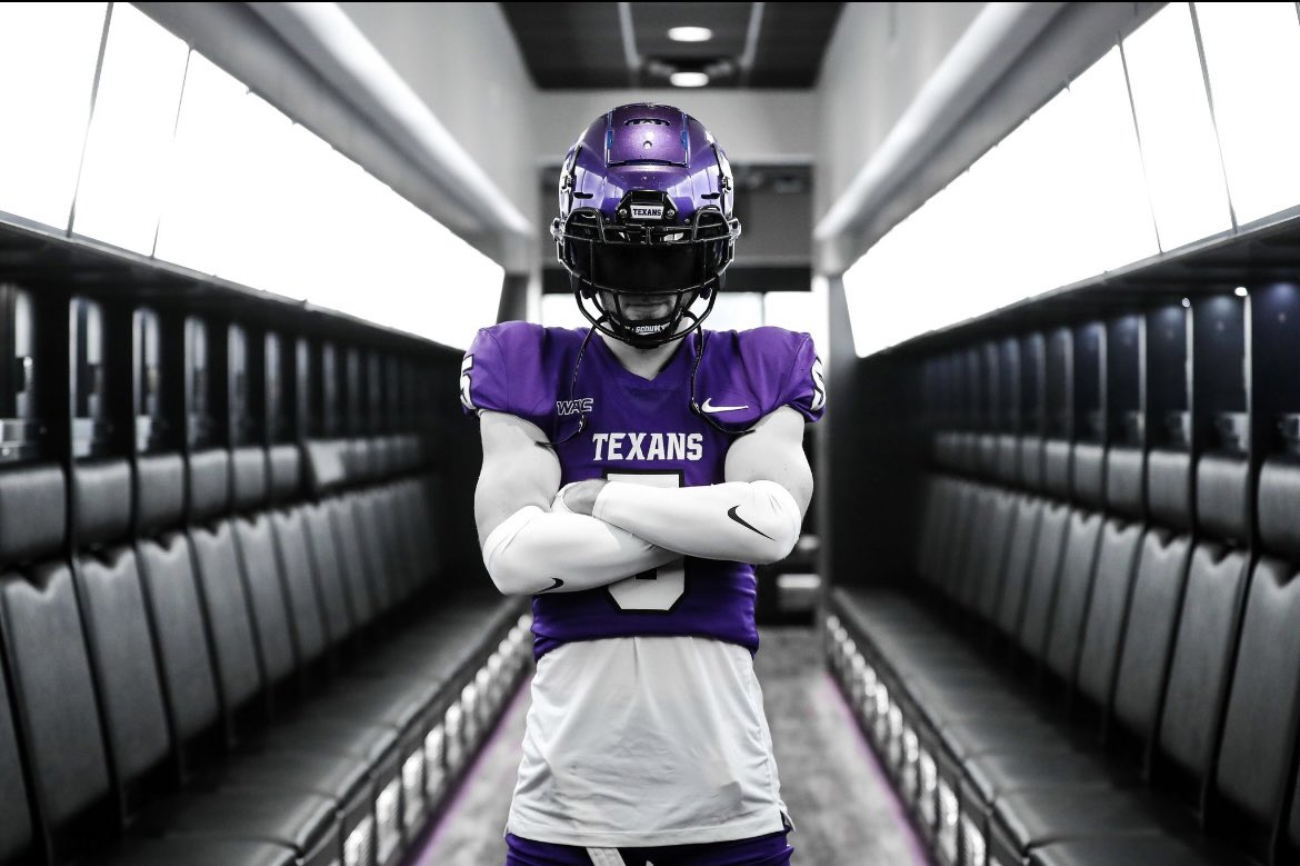 Dylan5Reyes's tweet photo. Since a kid this all I wanted! 💜 #committed
#319made 
@CoachJKemp @CoachEricFinney @BlackbournMike @CoachStrohmeier @TarletonFB https://t.co/8xn3DJCFl0