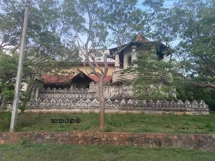 nomadic_sanjee's tweet photo. කඩමු, ගොඩයමු, විකුණමු
Let's break, get out and sell!
#Godayamu
#SriLanka
#presidentialpride
#MyTooth
#MyTemple
#MyBuddha https://t.co/0xWwc32lLV