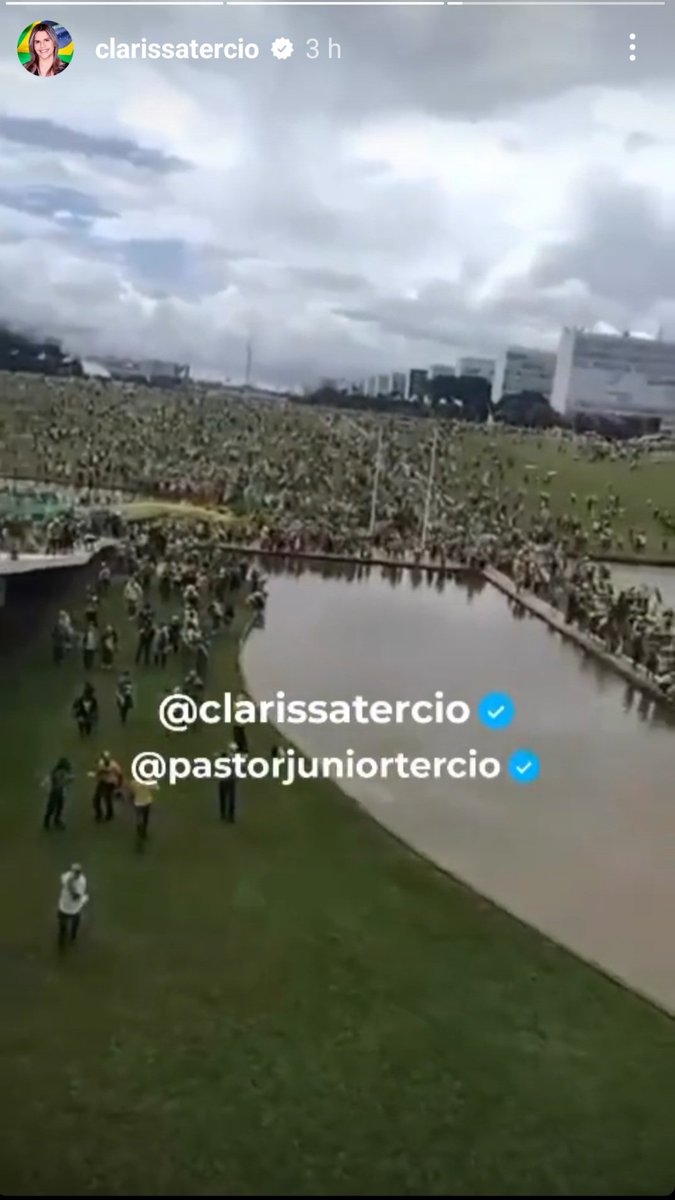 A deputada estadual de Pernambuco, Clarissa Tércio, deu apoio público para os atos golpistas de hoje. A deputada deve ser representada no conselho de ética da Alepe. Tá querendo golpe de estado? Vaza da assembleia legislativa.