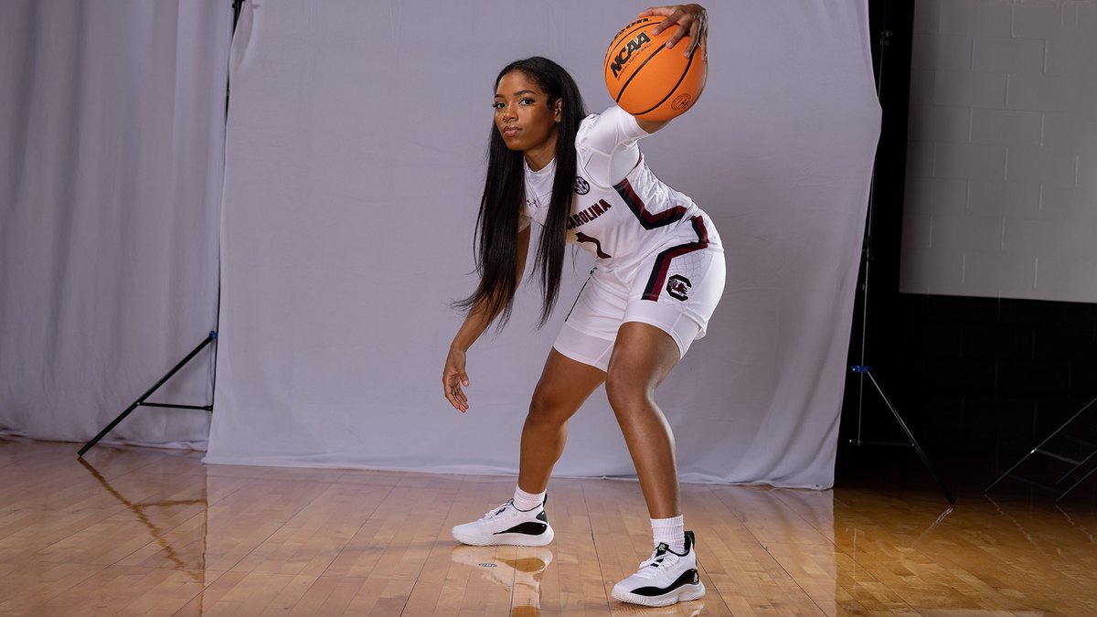 GamecockWBB's tweet photo. Bring the ❤️ FAMS, it's Zia's 𝐁𝐈𝐑𝐓𝐇𝐃𝐀𝐘 🥳 https://t.co/MfCw00a7kd