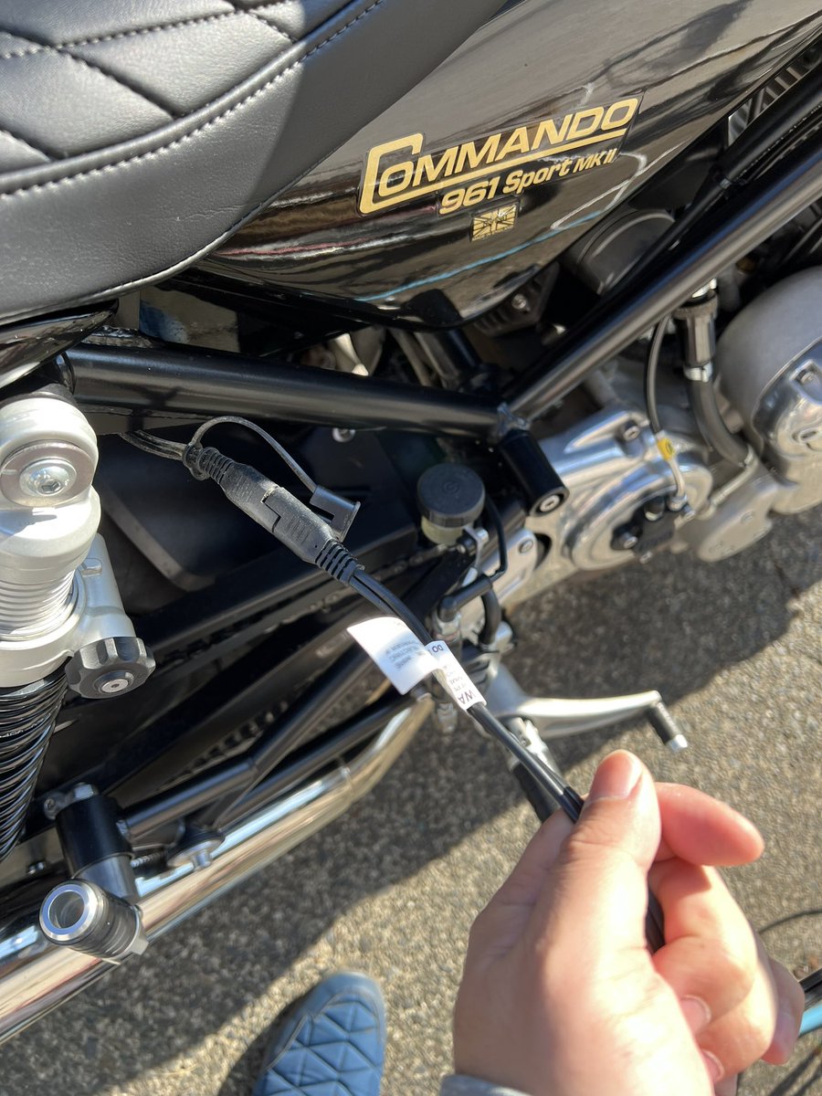 momotya88's tweet photo. 乗ろうかと2.3回セルを回したらバッテリー上がり…
これだから英国車は…🏍💦
#Norton #NortonCommand #Nortonmotorcycles https://t.co/xHkdz7ehTa