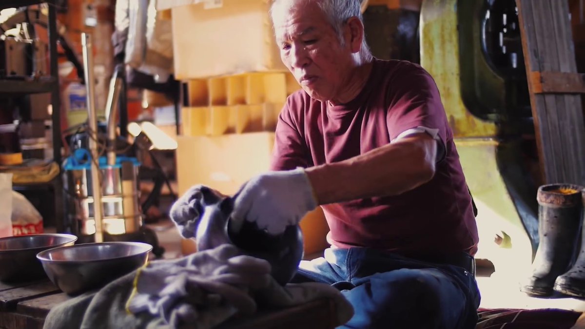 Art21JPN's tweet image. 【Tsubame Hand-Hammered Copperware】
"The technique for crafting tsuiki copperware spread from Sendai in the mid 18th century."
［Selected Art Videos 441］
#Copperware #TraditionalCrafts #Handicraft #Japan #鎚起銅器 #燕鎚起銅器

《Video (4:19)》youtu.be/7h-wtuwQQY0