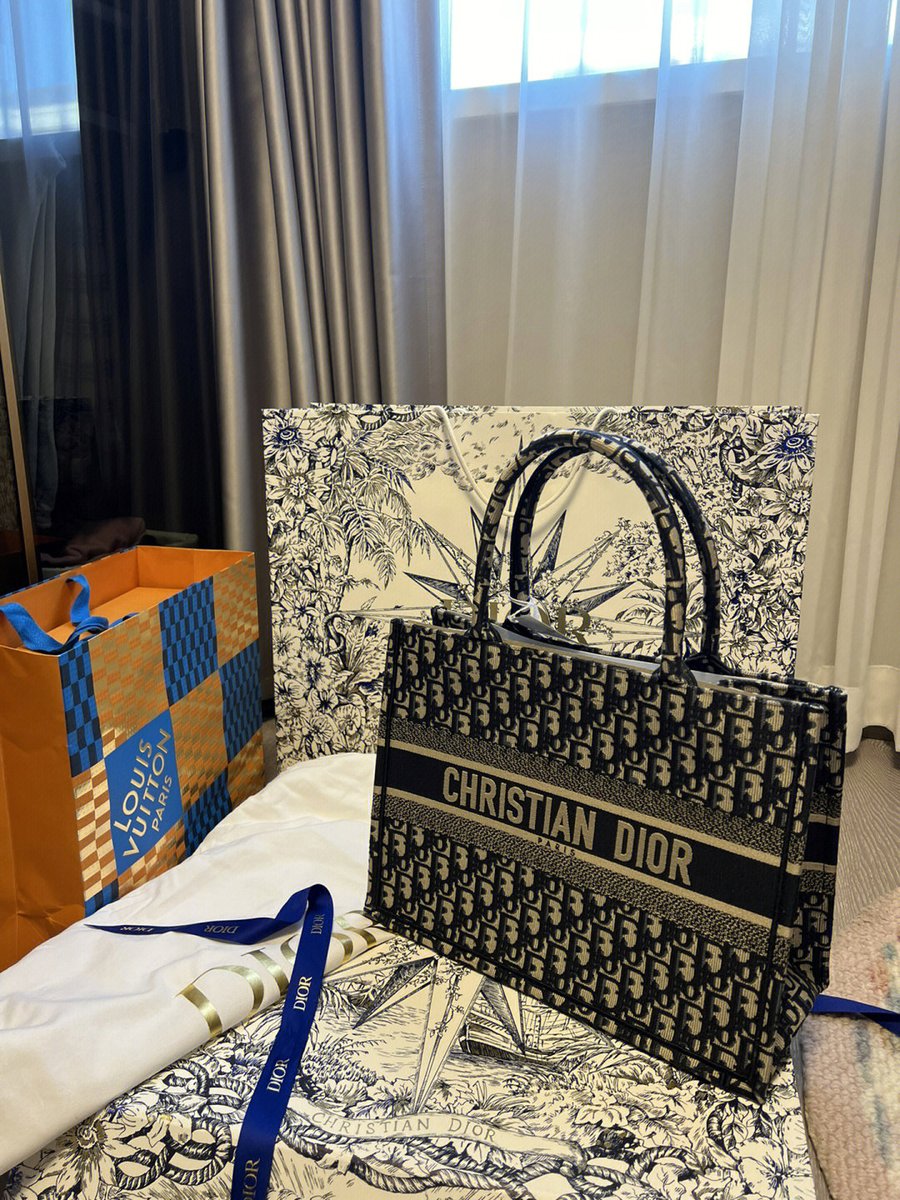 rufaidahgu's tweet photo. This should be a perfect bag #Diottoot medium bag https://t.co/QPD4nXkaNT