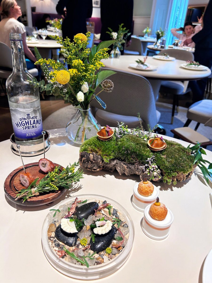 rufaidahgu's tweet photo. Today's chef is a three star female chef in the United States. There are two different menus to choose from, the classic menu and the seasonal menu, we ordered both and they were both quite amazing, each dish was a treat for the eyes and the palate, the ingredients were delicious https://t.co/nYjFhwo2Xc