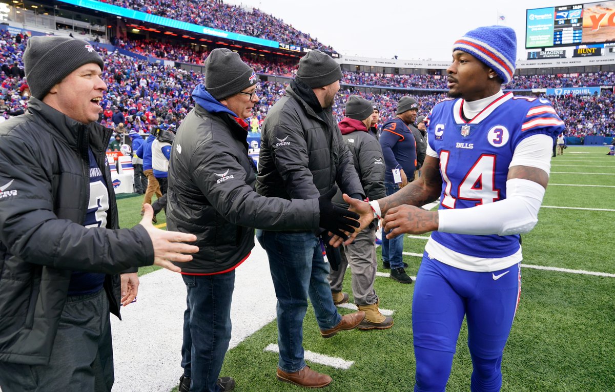 hsjrphoto's tweet photo. #Bills @ADPROSports  WNY high school football coaches of the week were honored at halftime of the game against the #Patriots. https://t.co/76E3jqJ4Uz