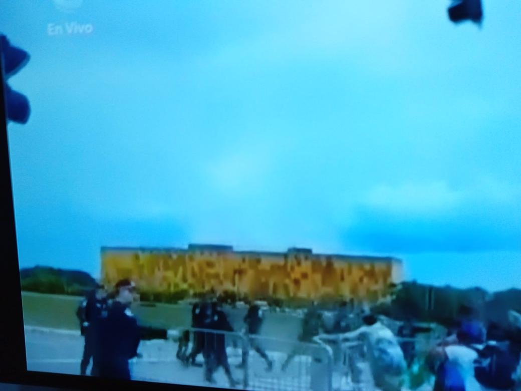 Seguidores del ex presidente Bolsonaro se han manifestado para efectuar un golpe de estado y demover del cargo al presidente electo Lula Da Silva, #NoGolpeDeEstado en Brazil