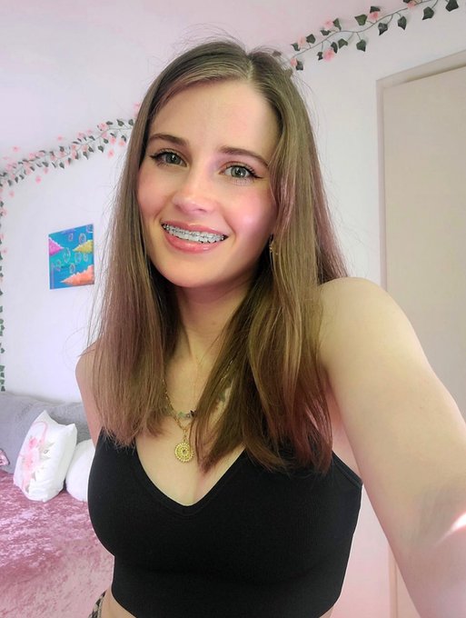 Gamer_Arielxo's tweet photo. Braces, still cute?🥺
Follow @bunnyclaudiaxo My Personal ❤️ https://t.co/JwQwC2DhjN