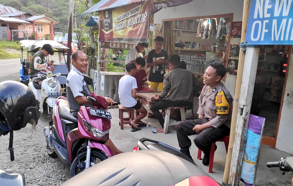 Bhabin_Botu's tweet photo. Melaksanakan sambang / kunjungan dialogis kpd warga binaan an. Bpk. HUSIN A. KALUKU di RT002-RW001 Kelurahan Botu.

#KapolresGorontaloKota #PolresGorontaloKota #PolriPresisi #DivisiHumasPolri #ListyosigitPrabowo #HumasPolresGorontaloKota #POLISI #PolsekKotaTimur #Bhabinkamtibmas https://t.co/VQRbT0zvyJ