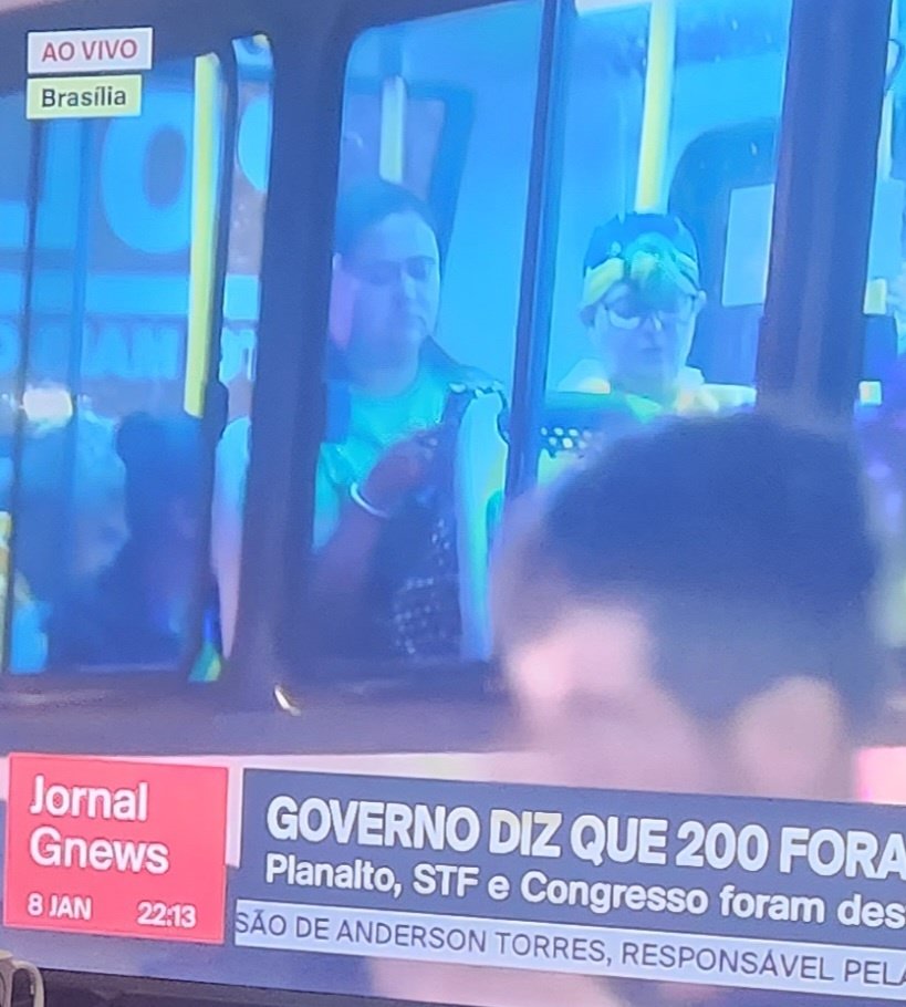 JefinhoMenes's tweet photo. Galera detida TRANQUILA USANDO O CELULAR pqp https://t.co/0SxfQKa0P0